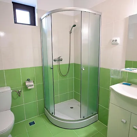 Iq Yellow House Hostel