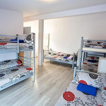 Iq Yellow House Hostel