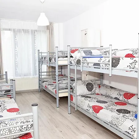 Iq Yellow House Hostel Brasov