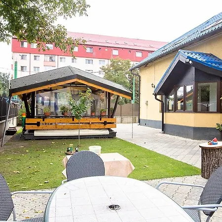 Iq Yellow House Hostel
